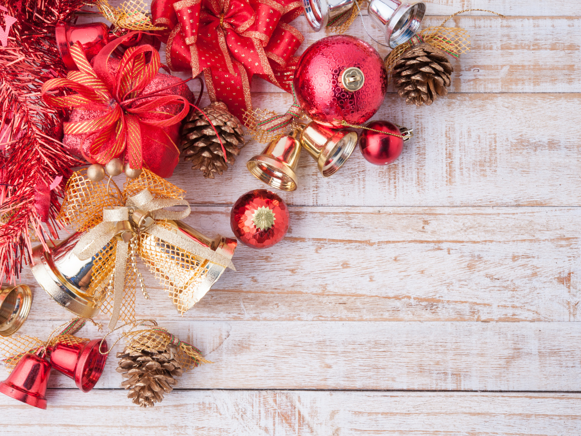 Новогодние украшения, колокольчики на деревяной доске. Фон для новогодней открытки