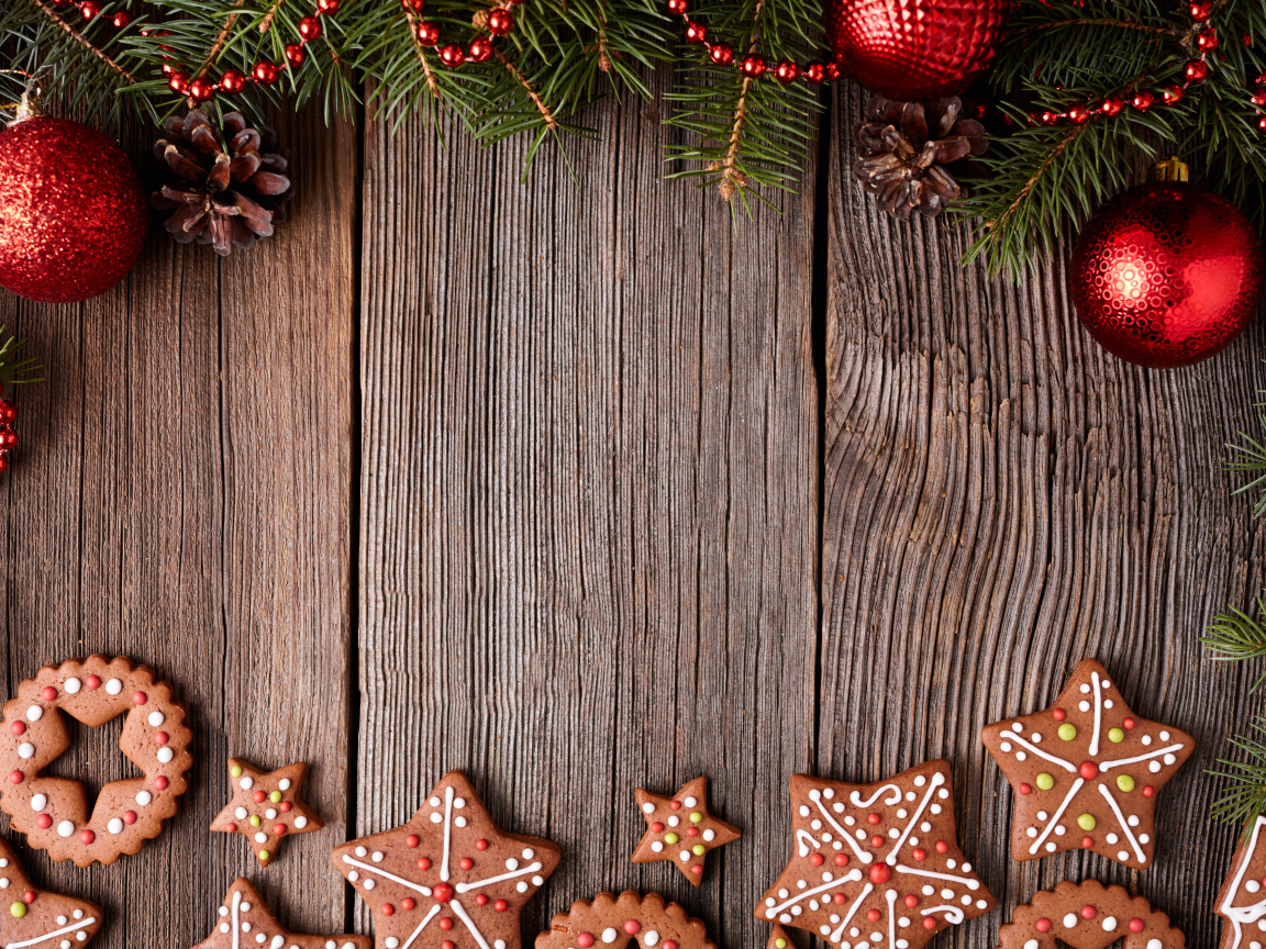 Имбирное печенье и красные елочные шары, фон для новогодней открытки