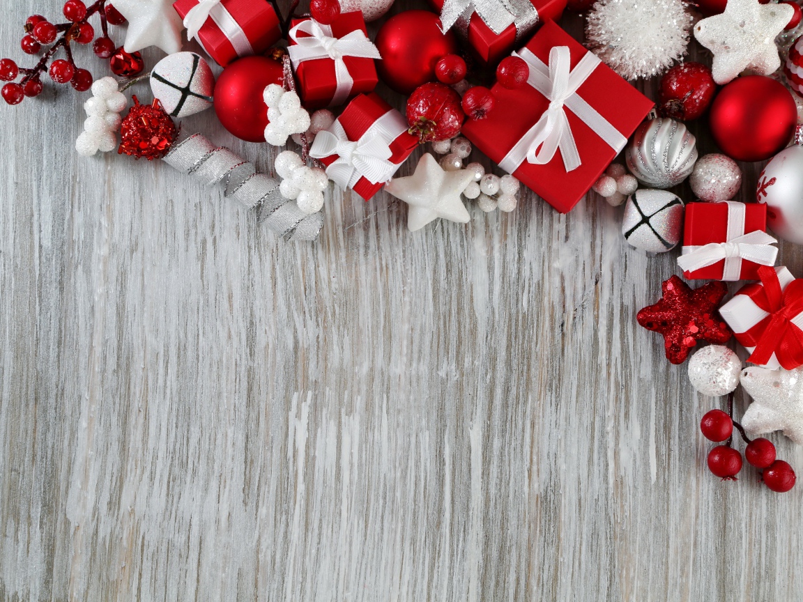 Праздничные украшения в красном цвете на сером фоне