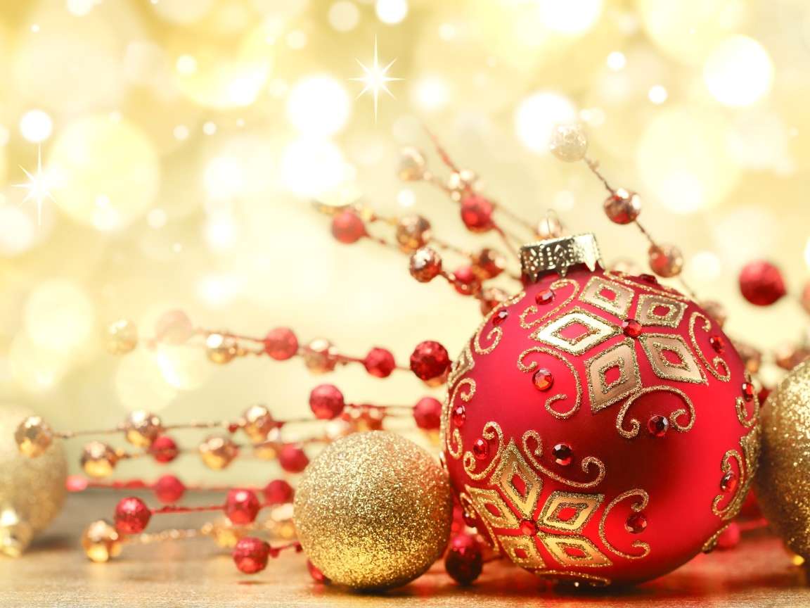 Красный елочный шар с украшениями для Нового года