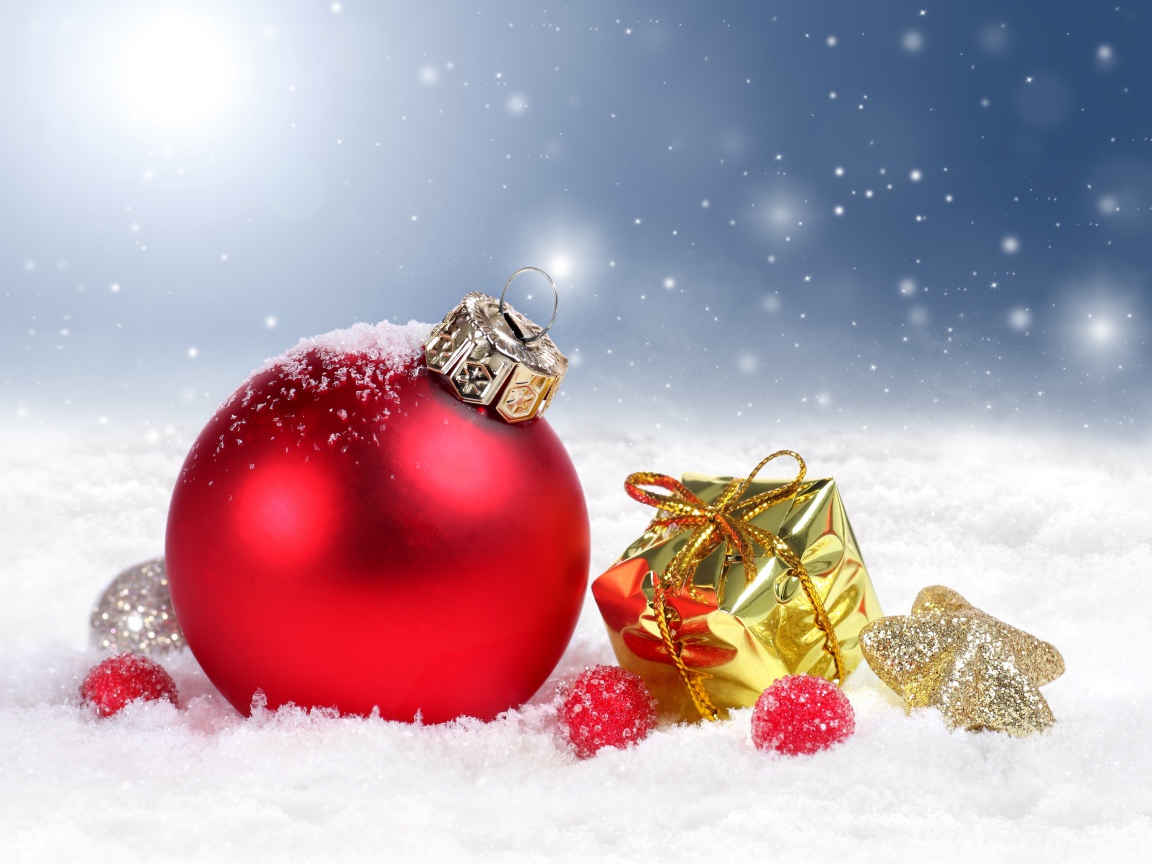 Красный елочный шар с маленькими подарками