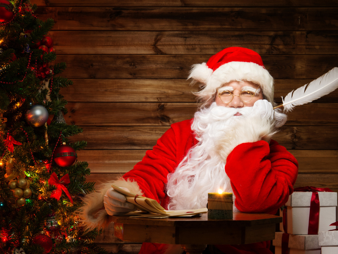 Дед Мороз читает письма у новогодней елки