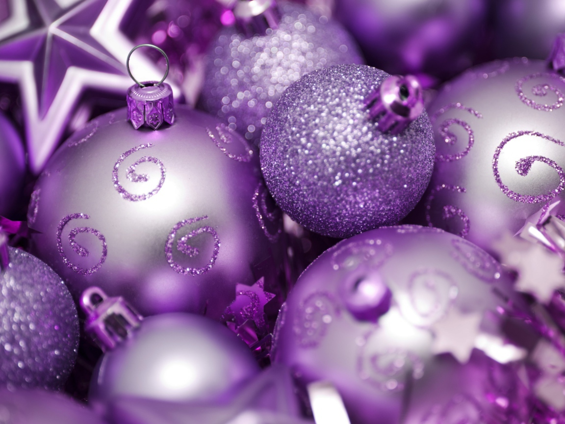 Фиолетовые новогодние елочные шары