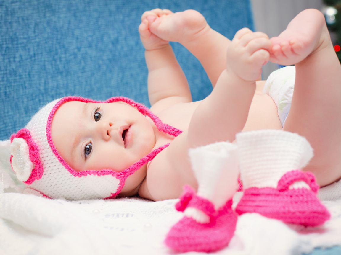 Милый грудной ребенок в вязаной шапке