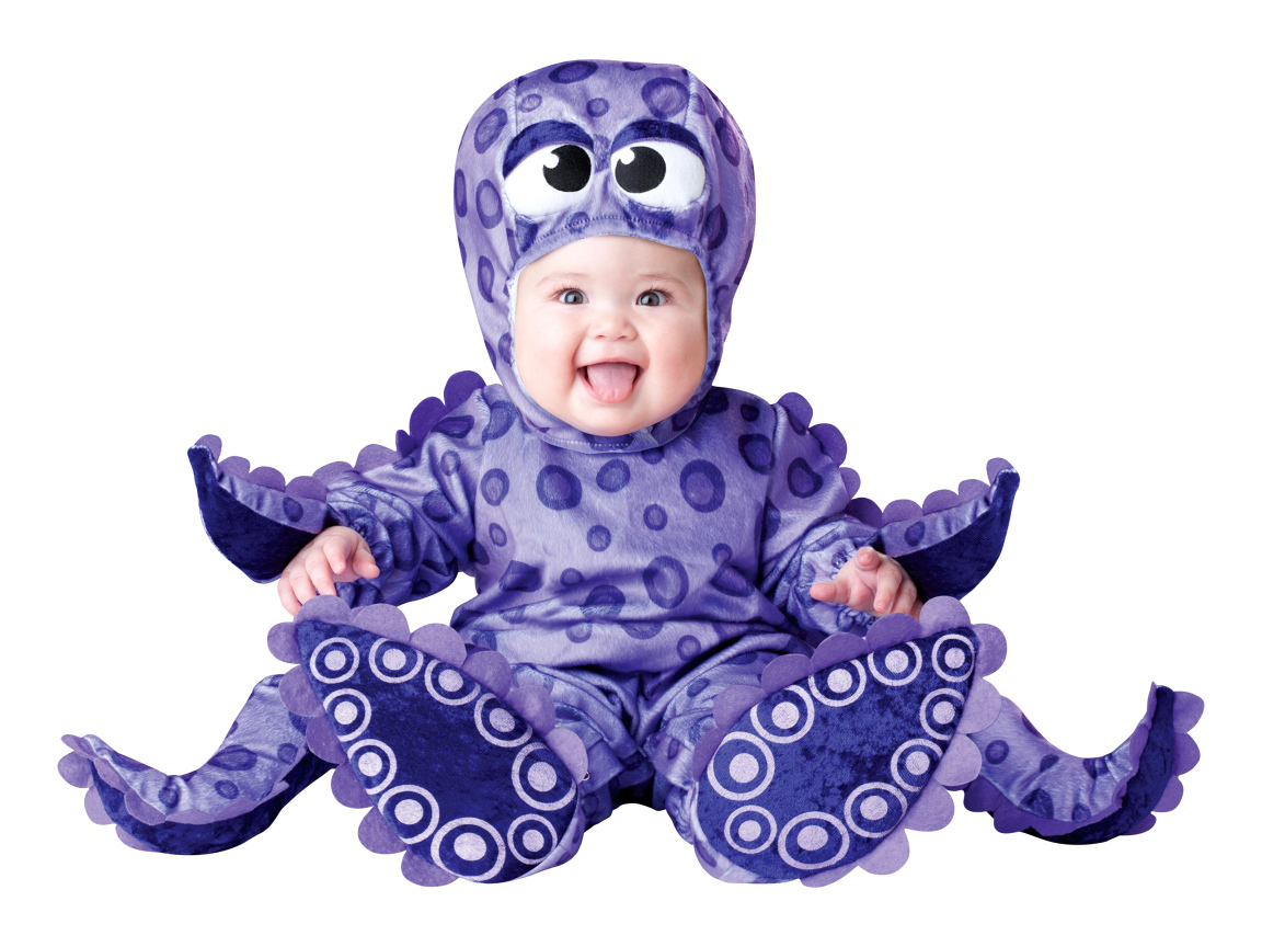 Маленький улыбающийся малыш в забавном костюме