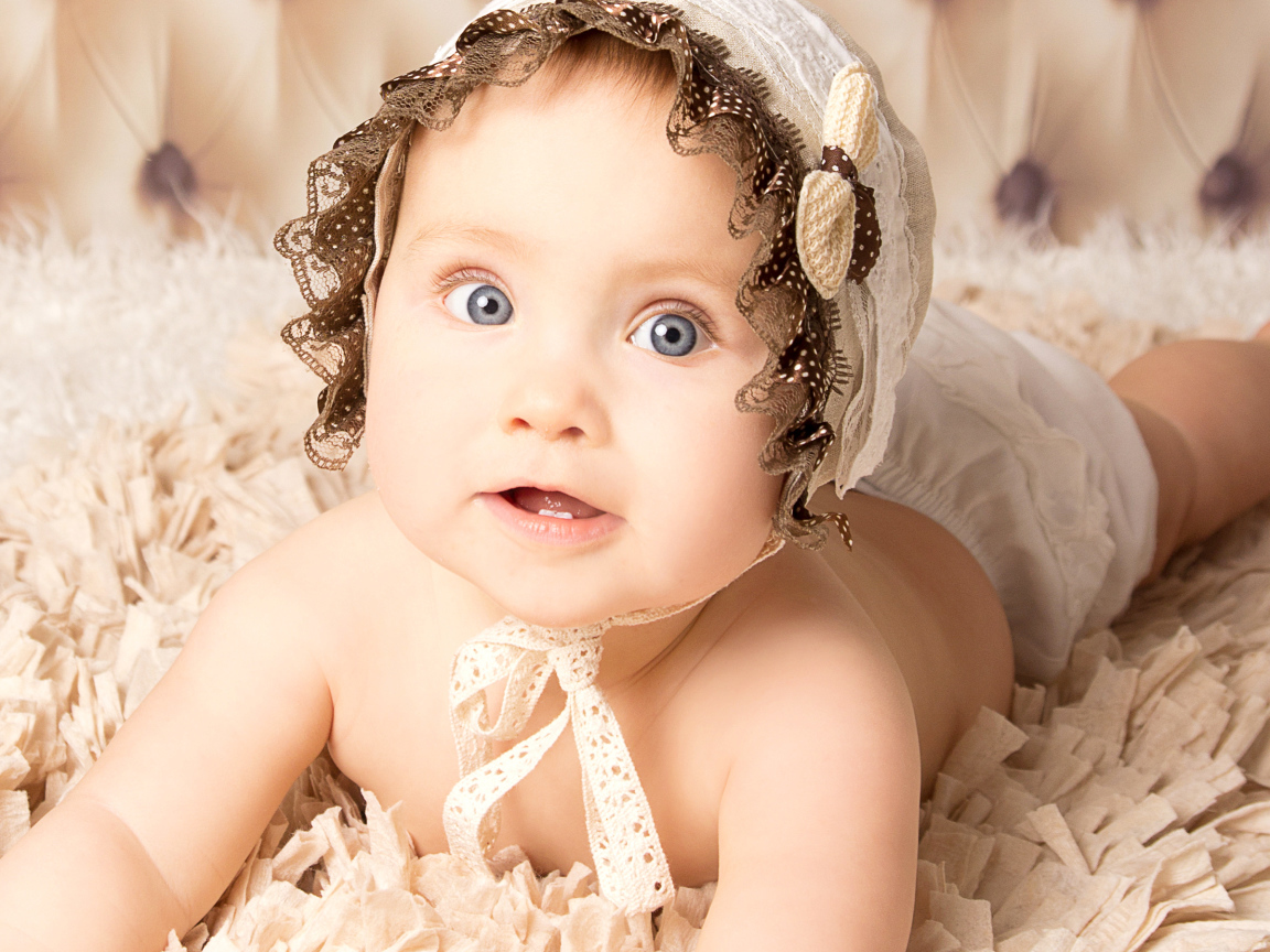 Красивая голубоглазая девочка в шапке