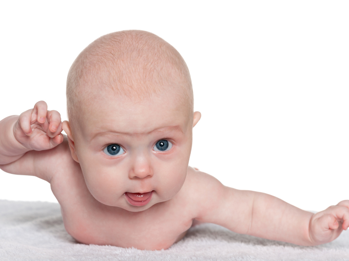 Голубоглазый малыш лежит на белом фоне