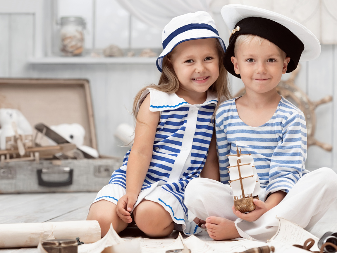 Мальчик и девочка в одежде стилизованной под морячков