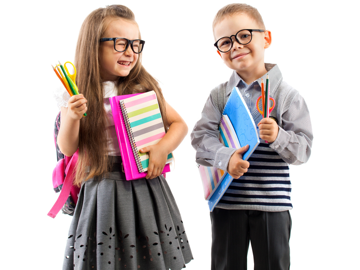 Маленькие мальчик и девочка готовятся к школе