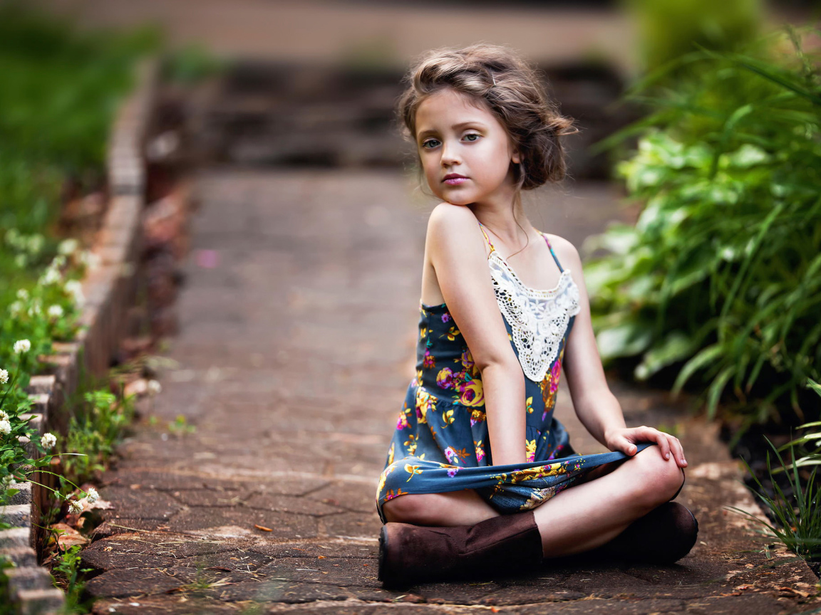 Маленькая девочка в красивом сарафане 