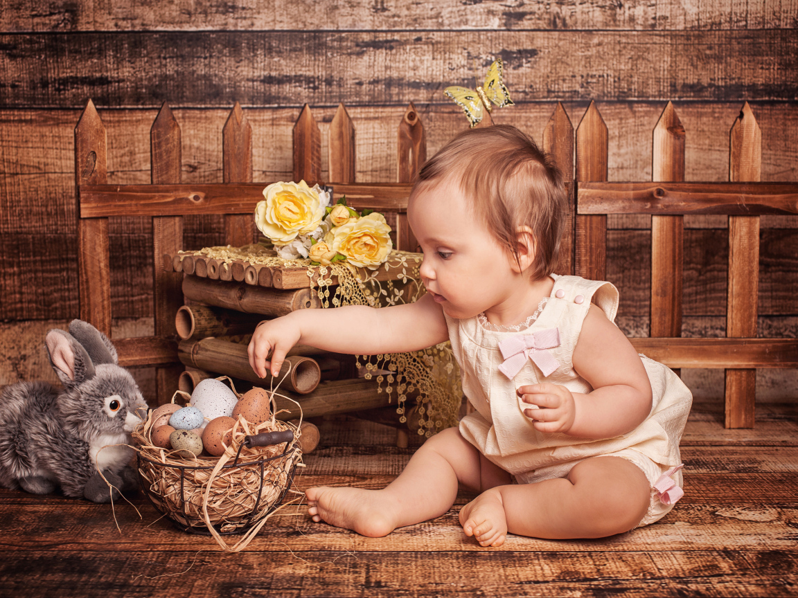 Маленькая девочка с корзиной яиц и плюшевым зайцем
