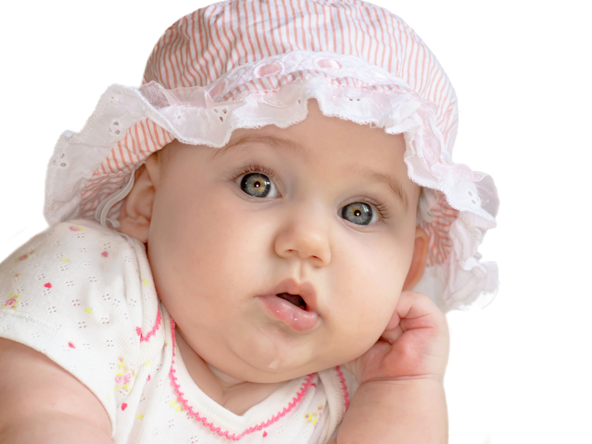 Маленькая девочка с красивыми глазами в панаме на белом фоне