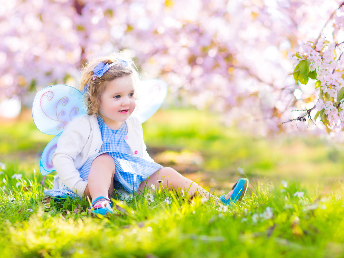 Маленькая улыбающаяся девочка в костюме феи 