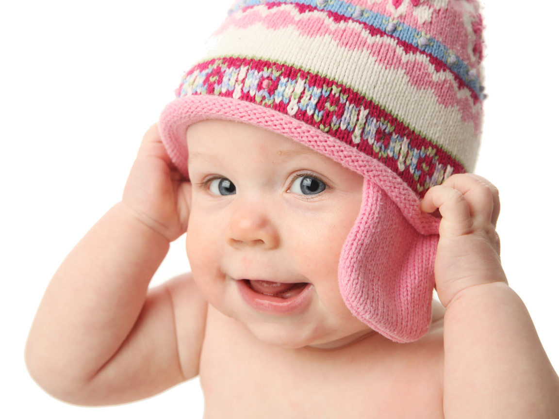 Улыбающийся ребенок в шапке на белом фоне