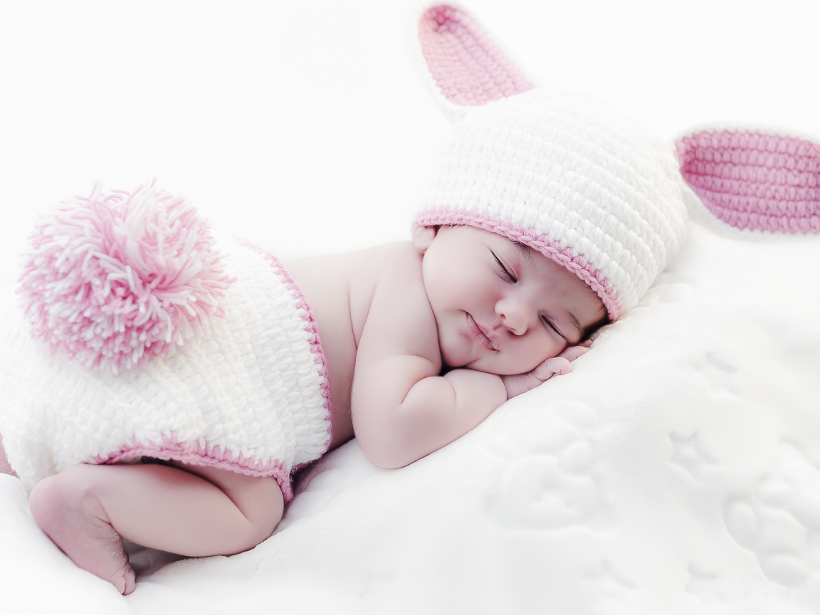 Милый спящий младенец в костюме зайца