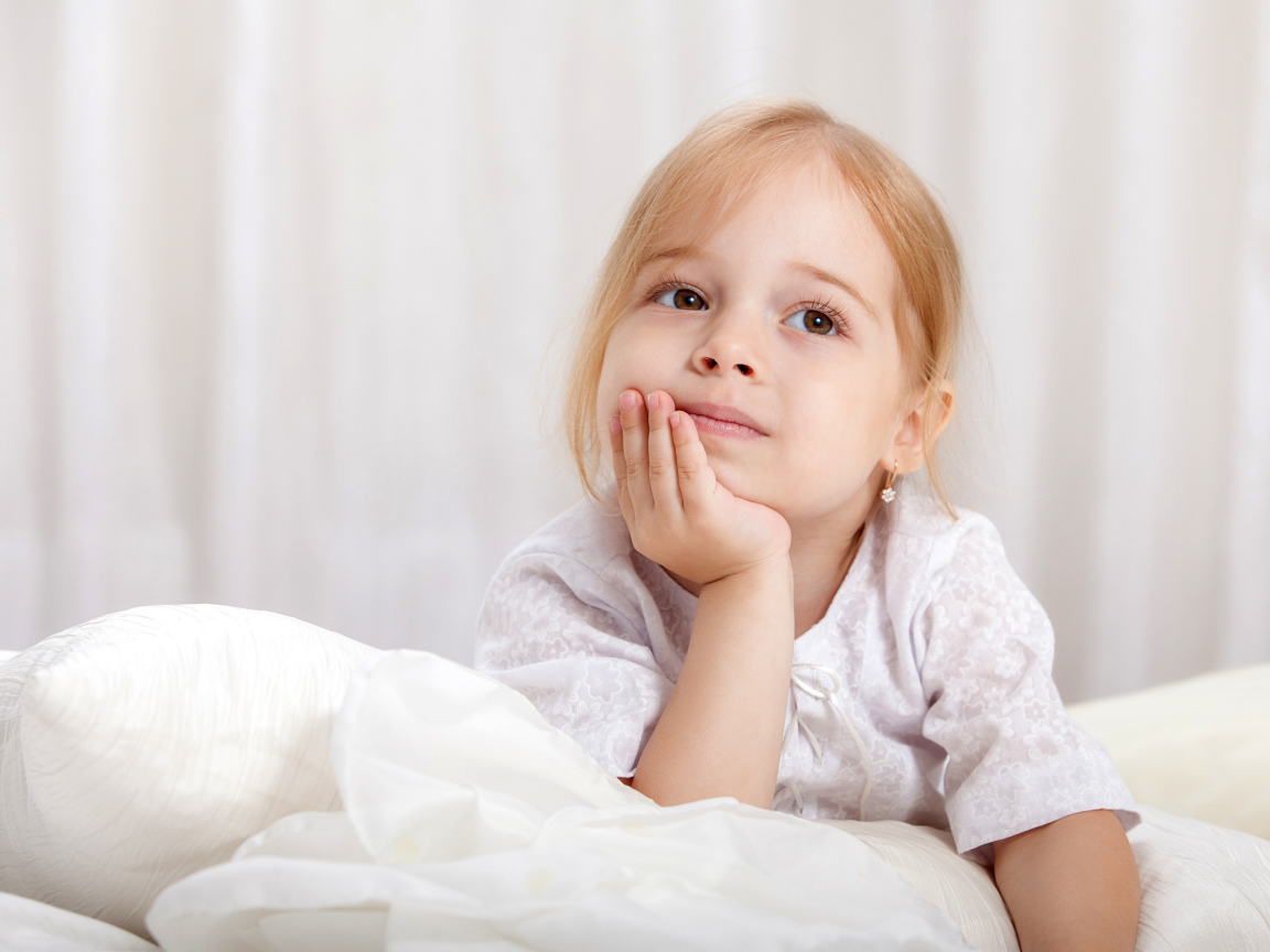 Задумчивый взгляд маленькой кареглазой девочки