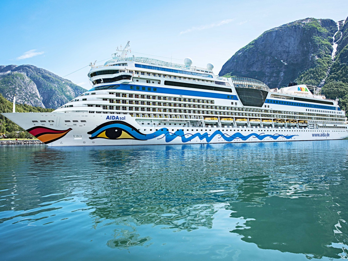 Круизное судно AIDAsol в воде