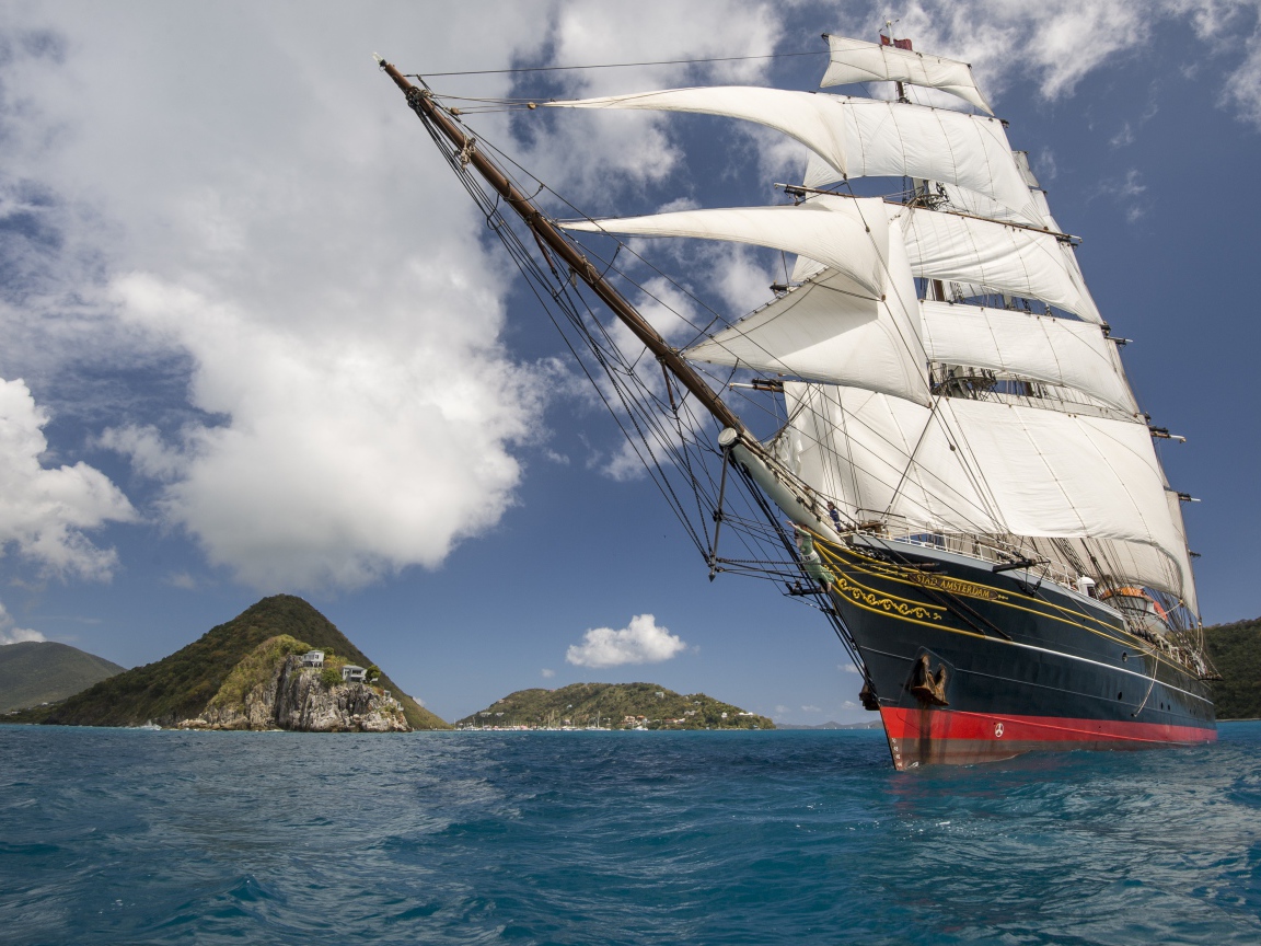 Большая парусная лодка Stad Amsterdam на фоне неба  