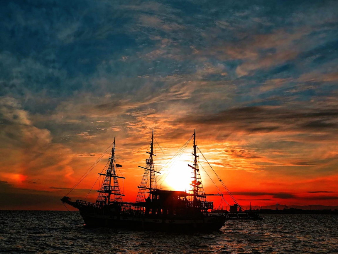 Корабль в лучах закатного солнца 