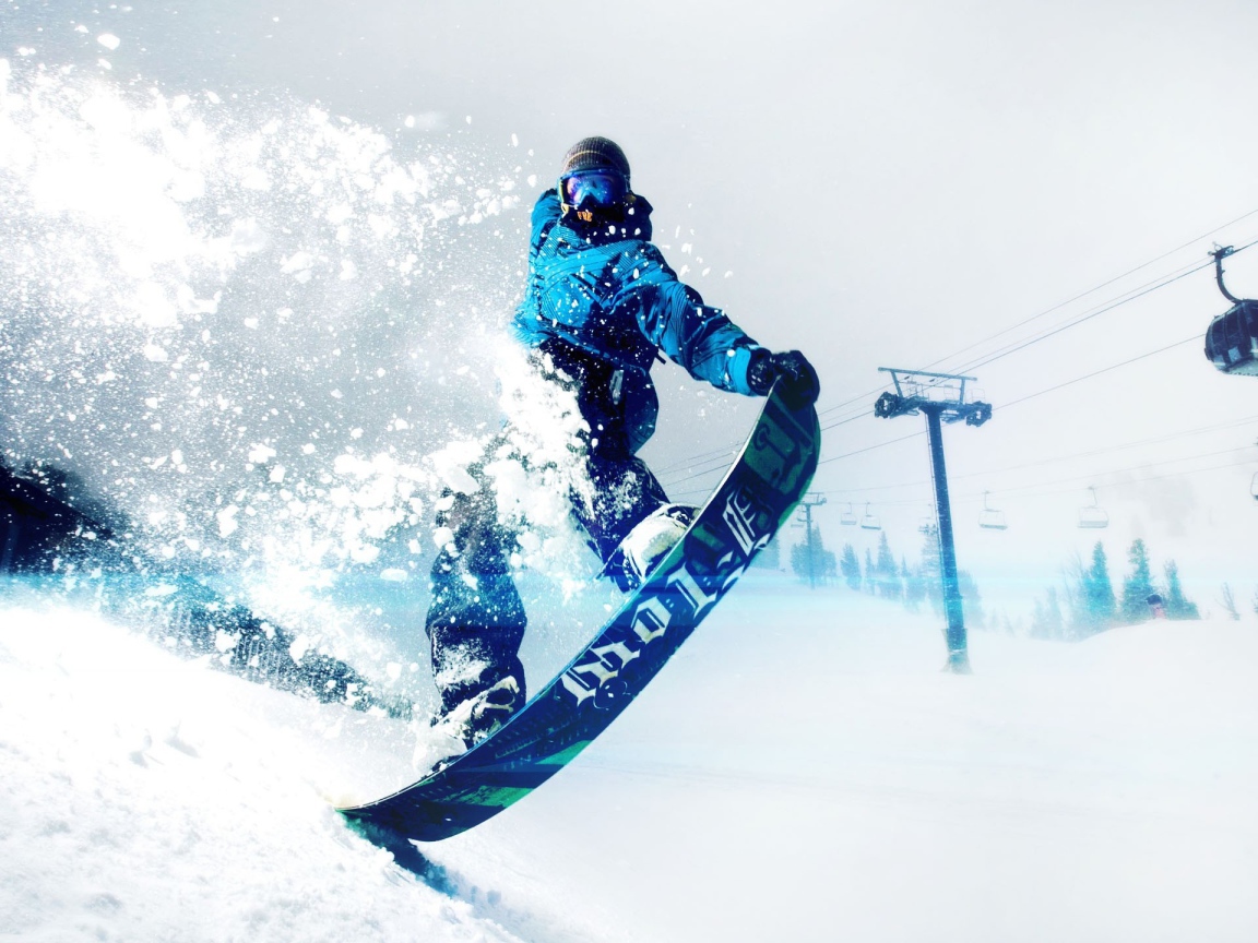 Спортсмен сноубордист на заснеженном склоне горы 