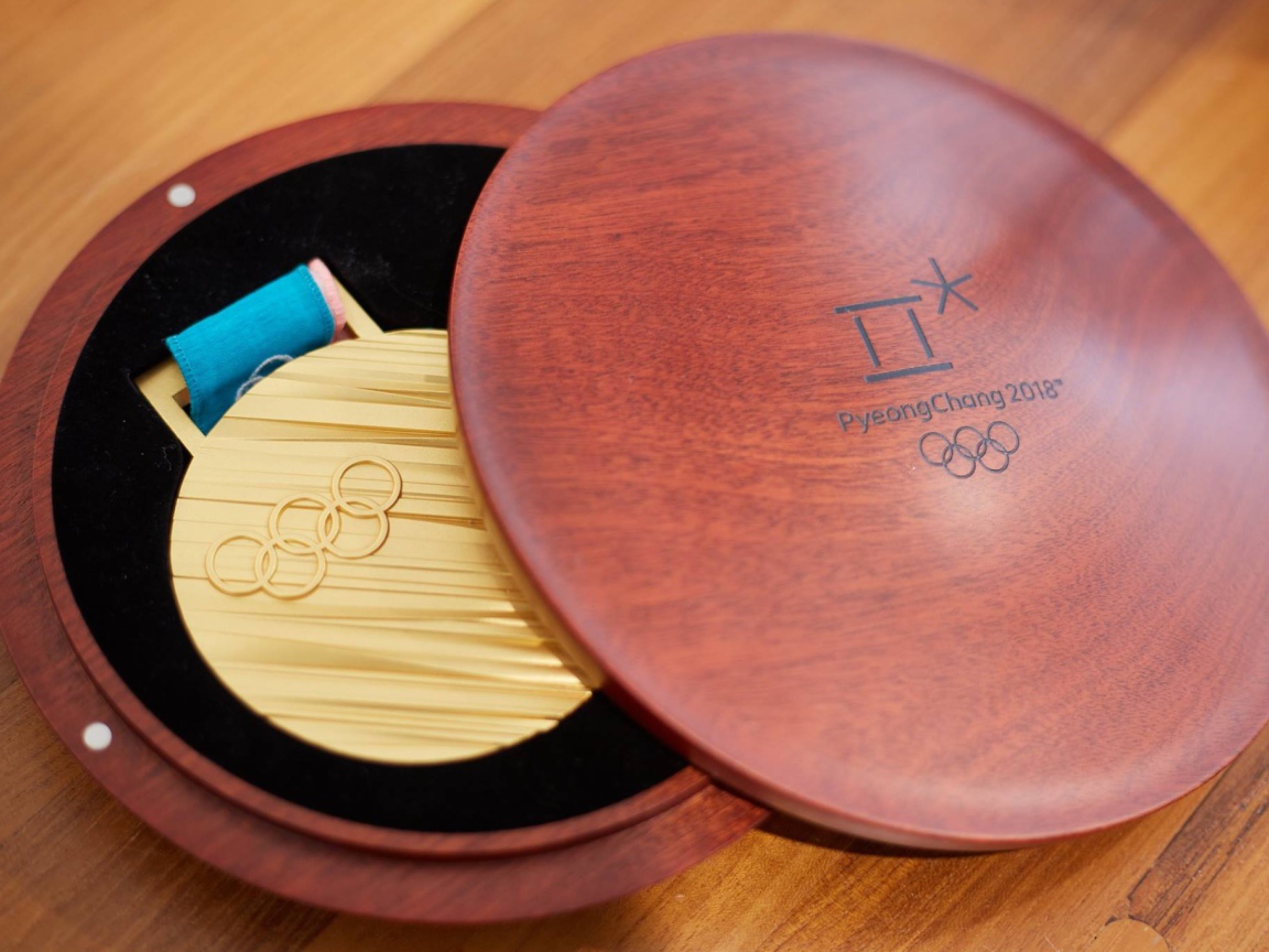 Медаль зимних олимпийский игр 2018 в деревянном футляре