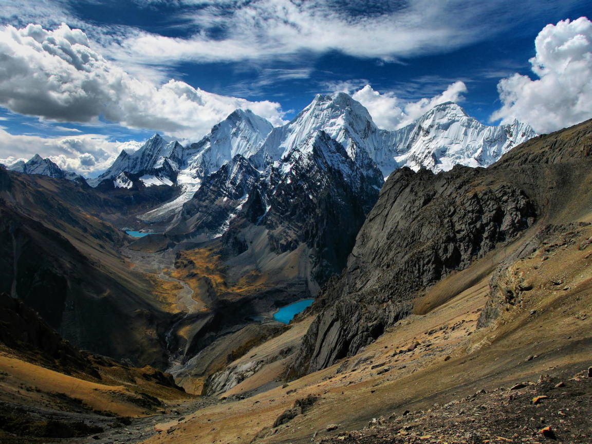 Горы Анды на фоне красивого неба, Чили 