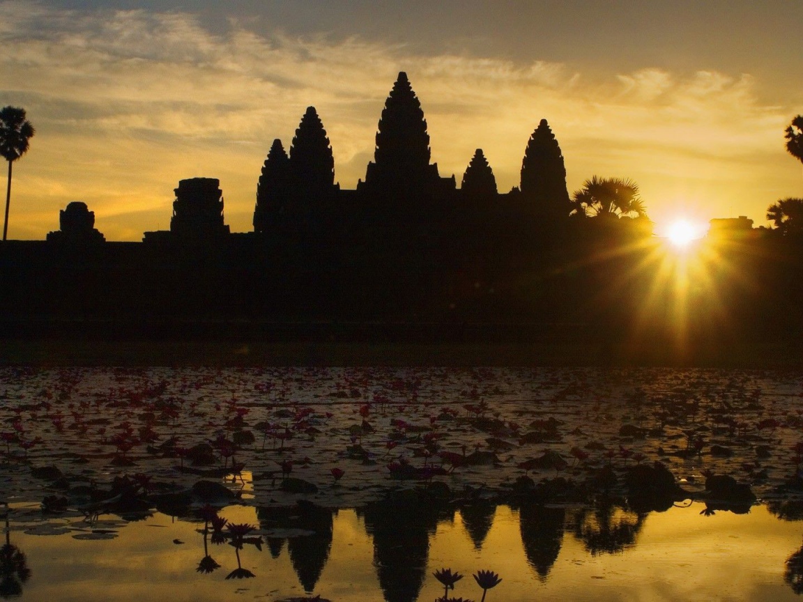 Ангкор Ват в лучах солнца на закате 