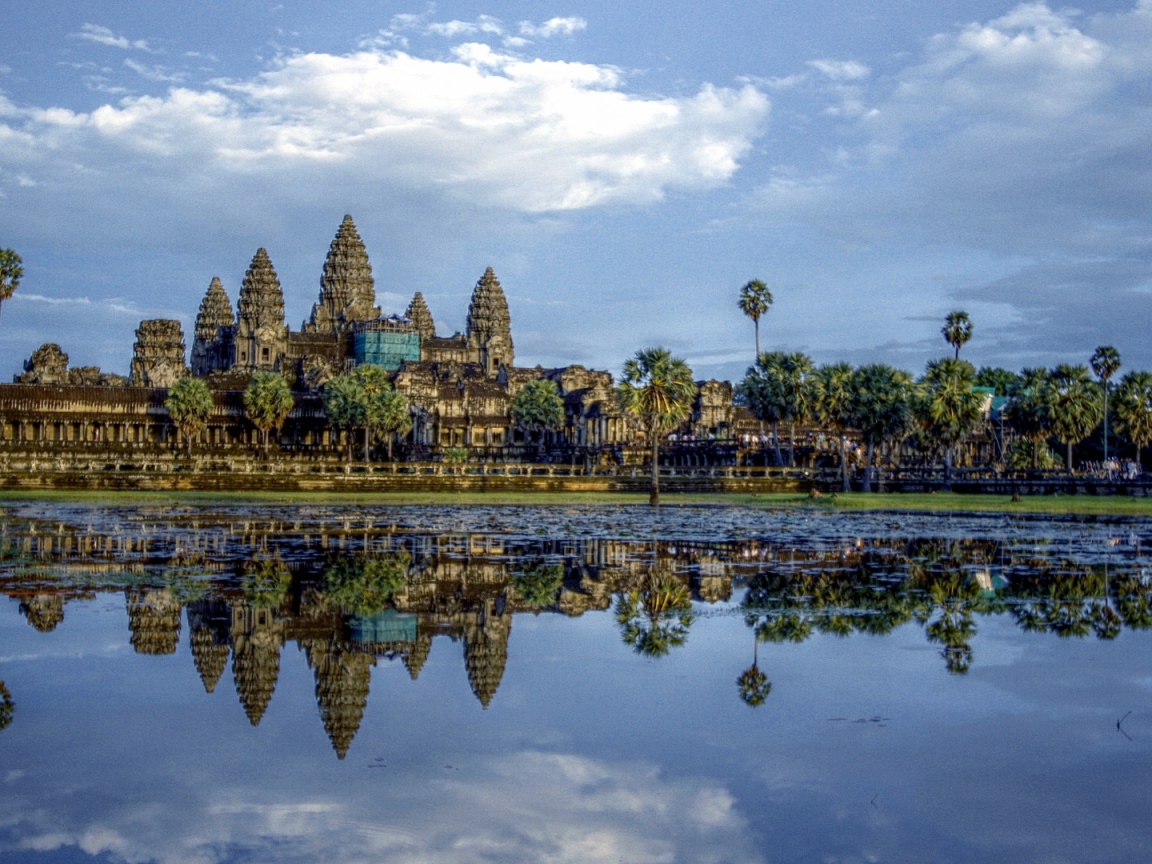 Ангкор Ват отражается в пруду лотосов 