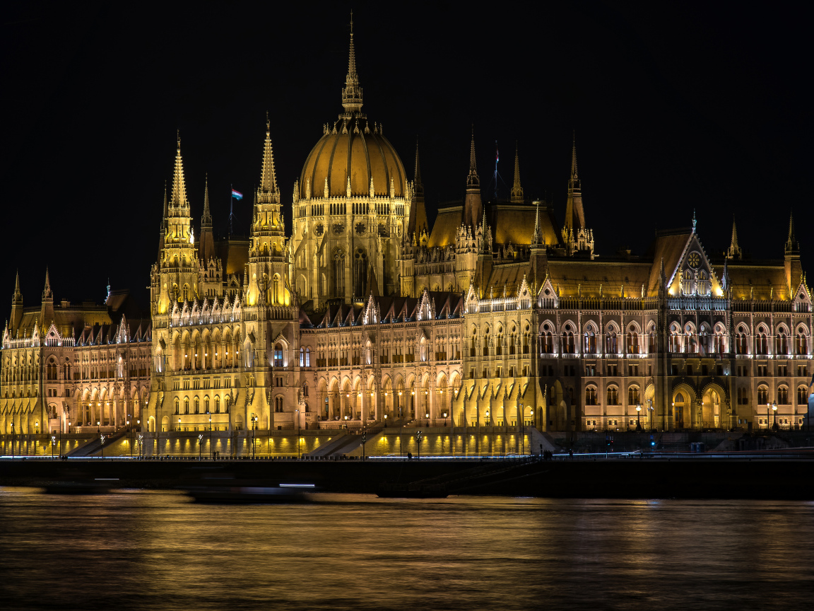 Красивое здание  венгерского парламента у реки ночью, Будапешт. Венгрия 