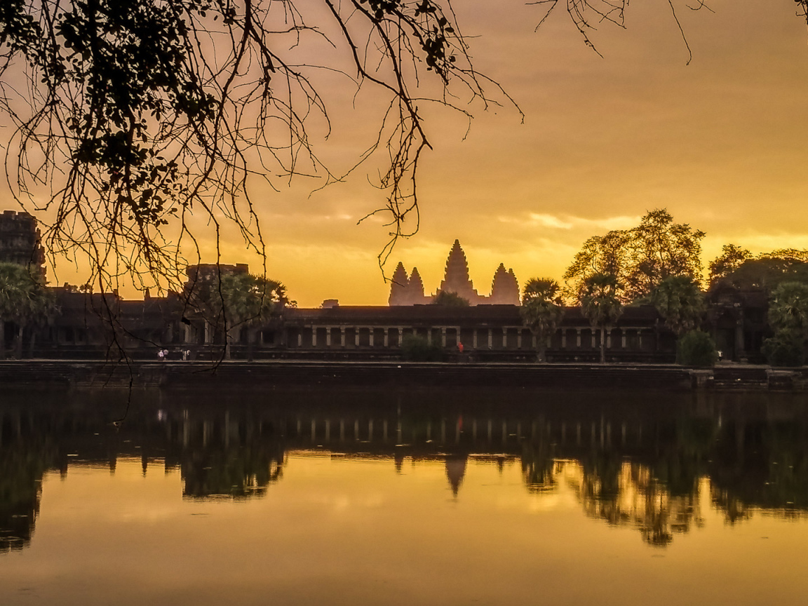 Озеро у стен храмового комплекса Ангкор Ват 