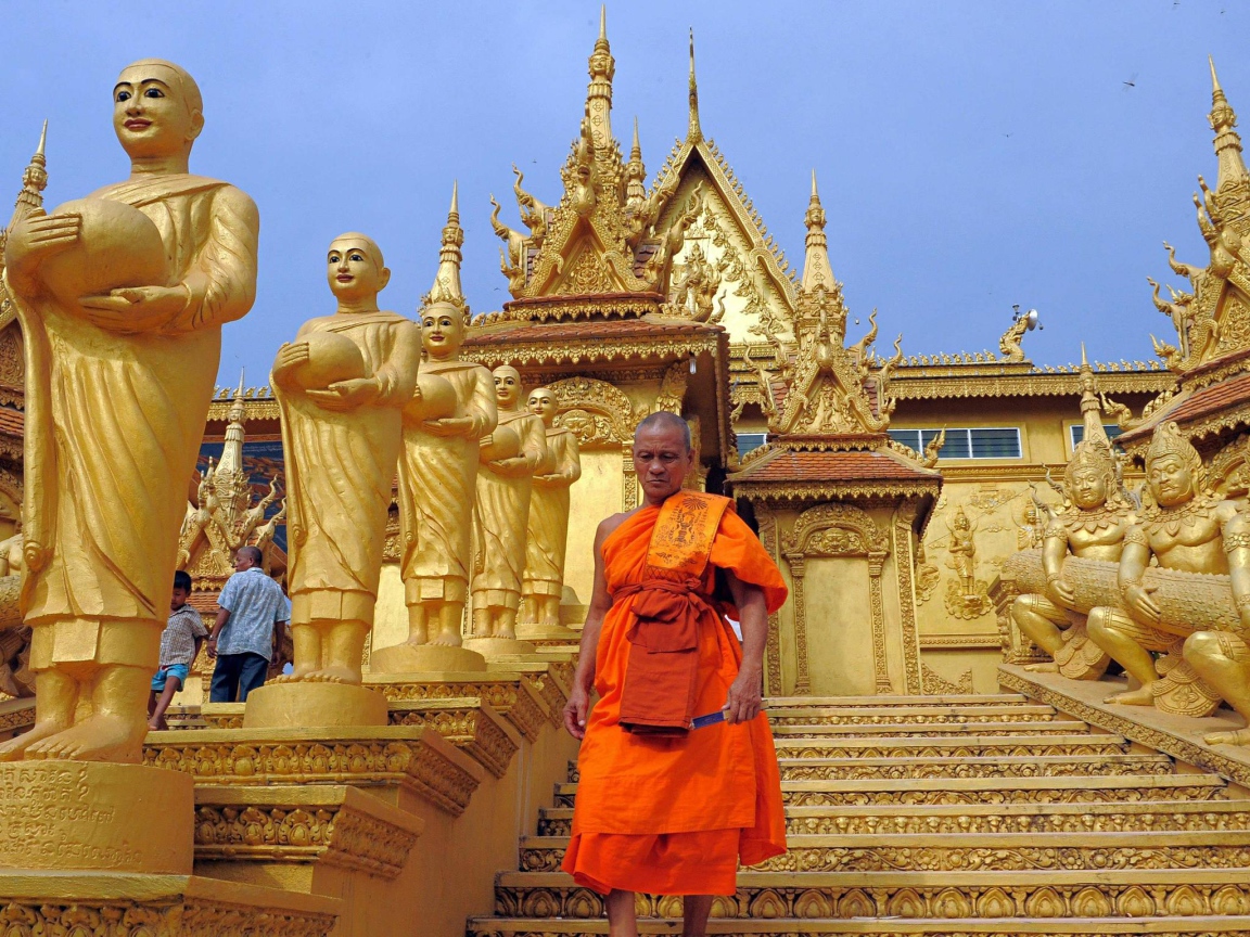 Монах на ступеньках старинного храма, Камбоджа 