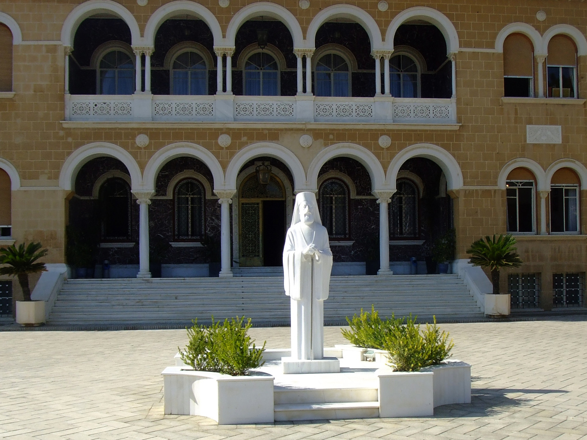 Статуя архиепископа Макариоса III, Никосия, Кипр  