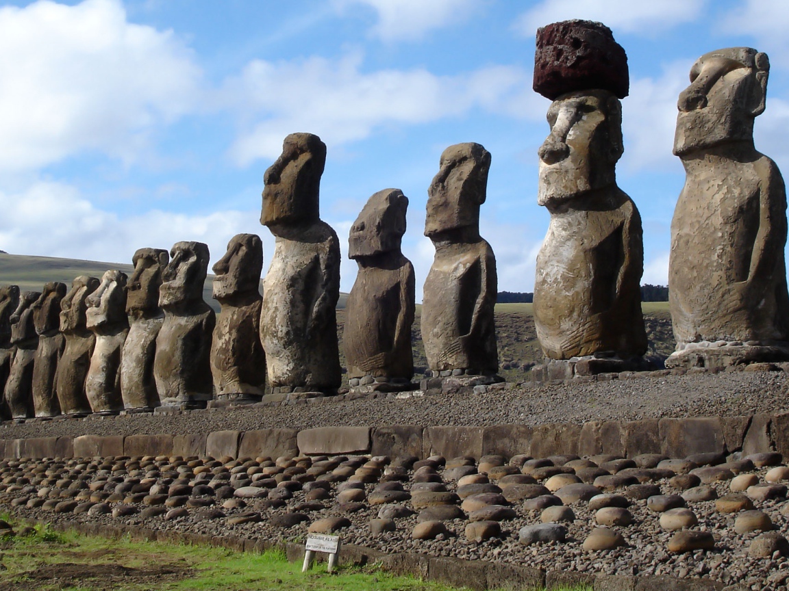 Каменные монолитные статуи Моаи, Чили 