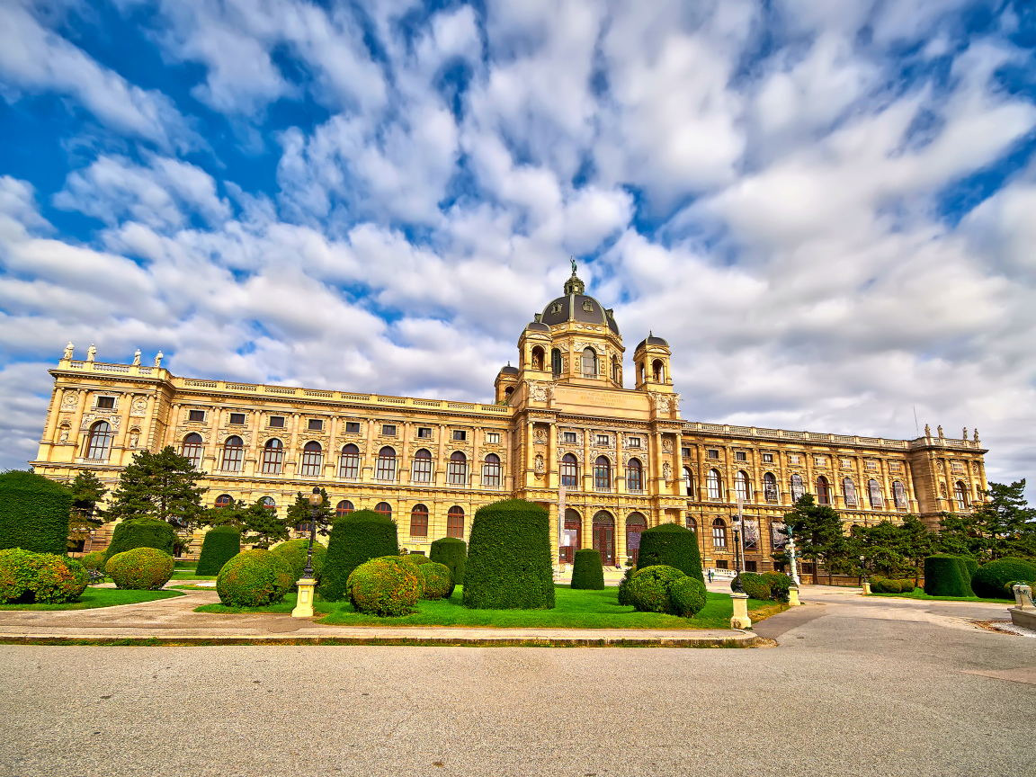Музей истории искусств под красивым небом,  Вена. Австрия 