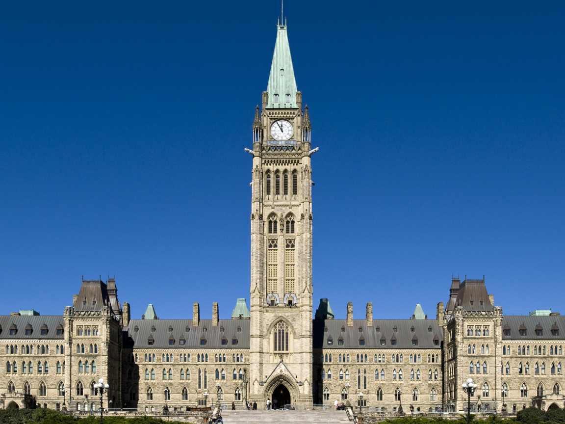 Старинное здание парламента под голубым небом, Канада