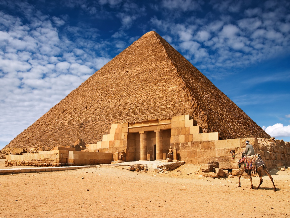 Пирамида на фоне красивого неба, Египет