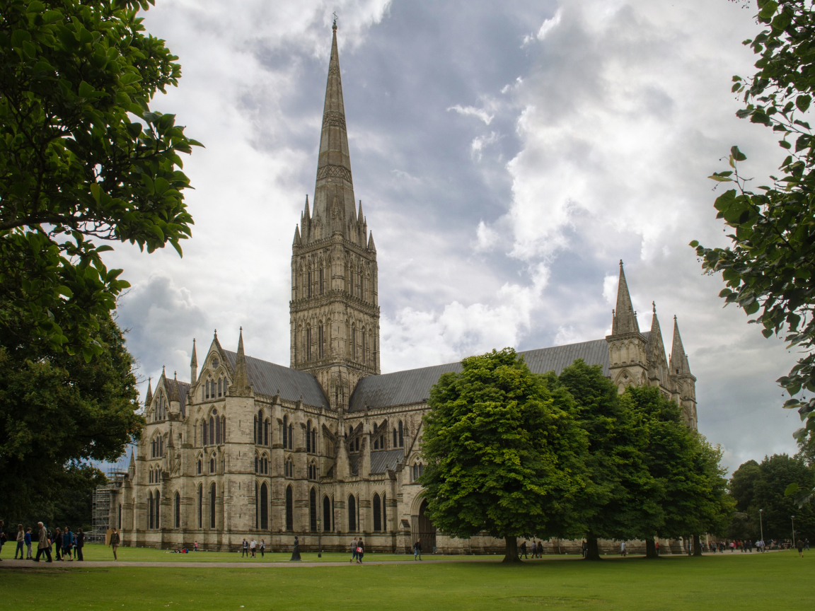 Старинный Солсберийский собор на фоне неба, Англия