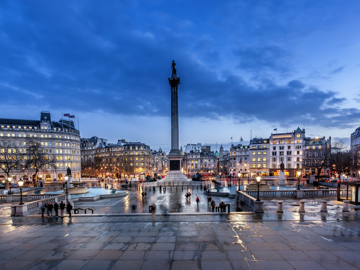 Памятник на вечерней городской площади, Лондон. Англия