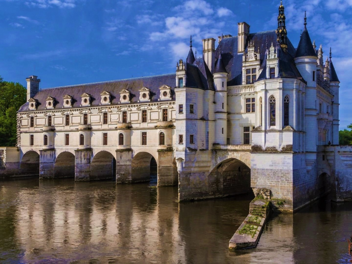 Старинный замок Шенонсо на воде под голубым небом, Франция