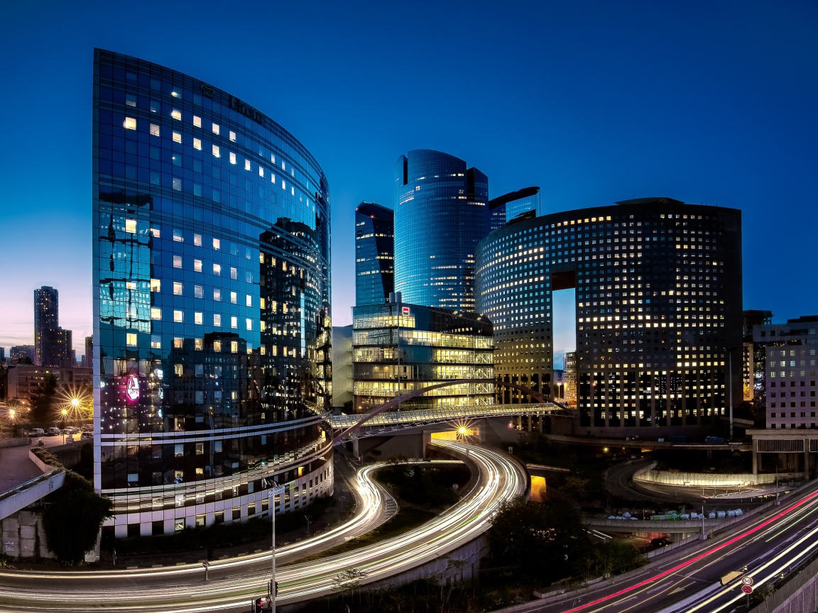 Красивые ночные небоскребы города Париж, Франция 