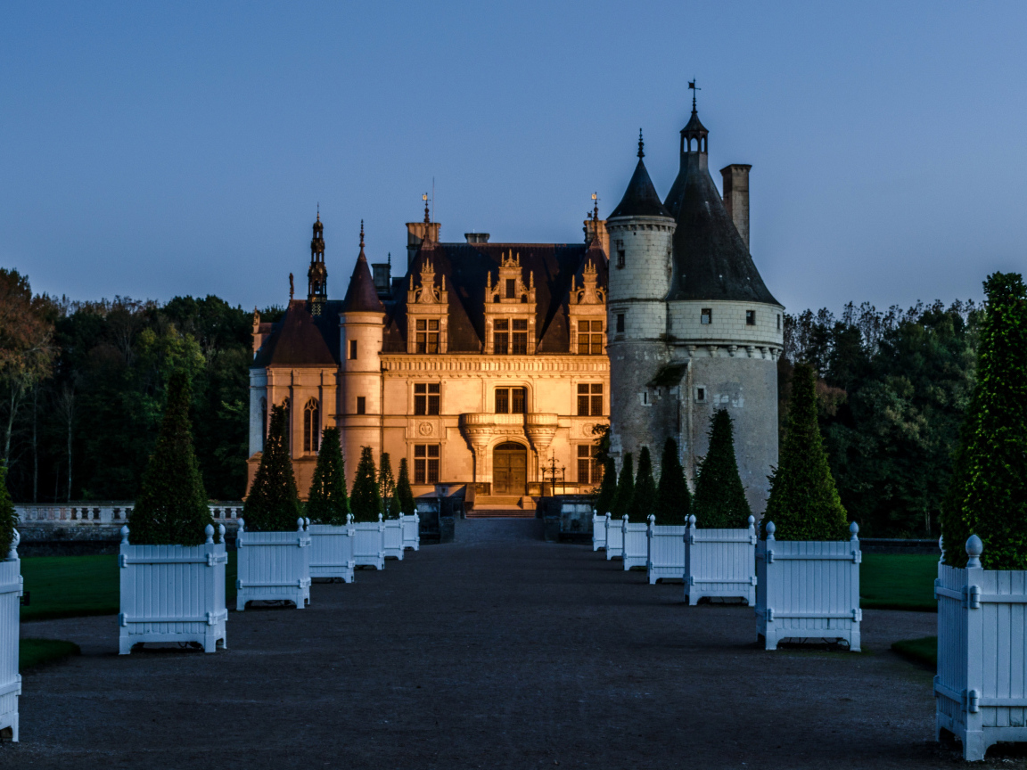 Вид  на вечерний замок Шенонсо, Франция