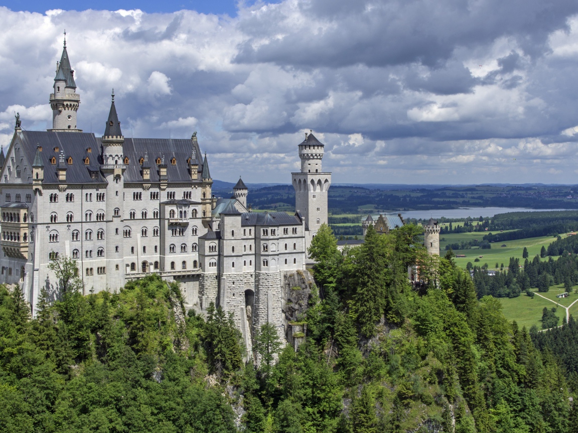 Старинный красивый замок Нойшванштайн, Германия 