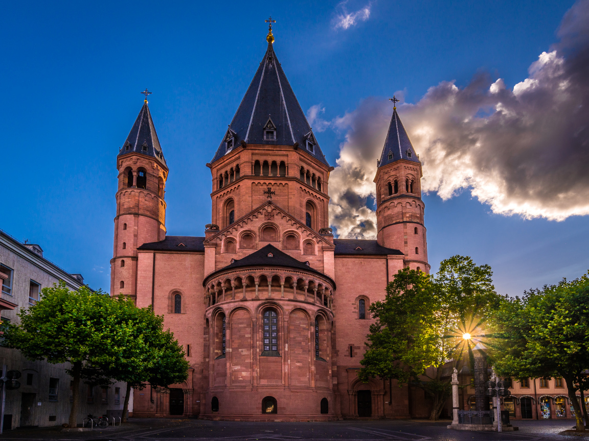 Кафедральный собор Майнца на фоне облаков, Германия 