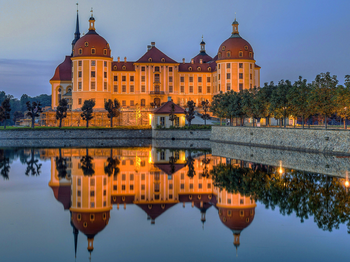 Замок Морицбург отражается в воде.  Германия 