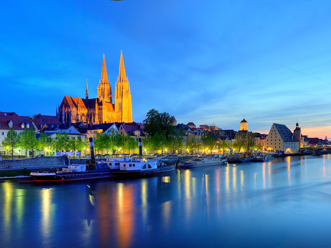 Ночной город Регенсбург у реки, Германия