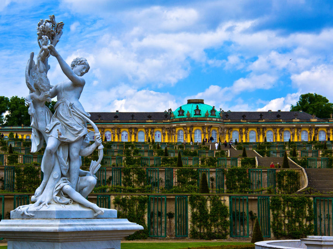 Скульптура у дворца Сан-Суси, Потсдам. Германия 