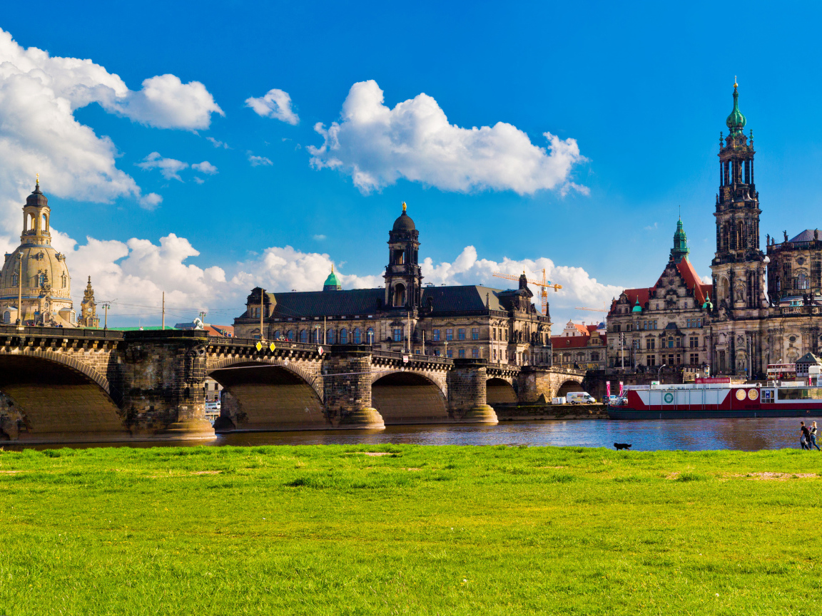 Вид на мост через реку и старинную архитектуру города Дрезден. Германия