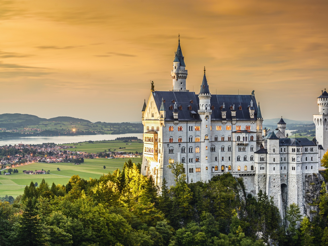 Красивый замок Нойшванштайн на рассвете, Германия 