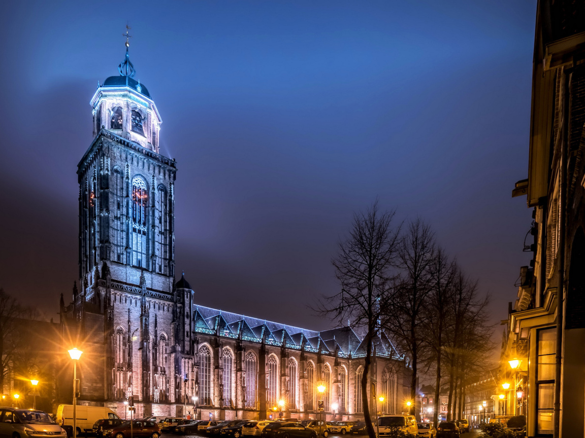 Храм в свете фонарей на ночной улице в городе Девентер, Нидерланды