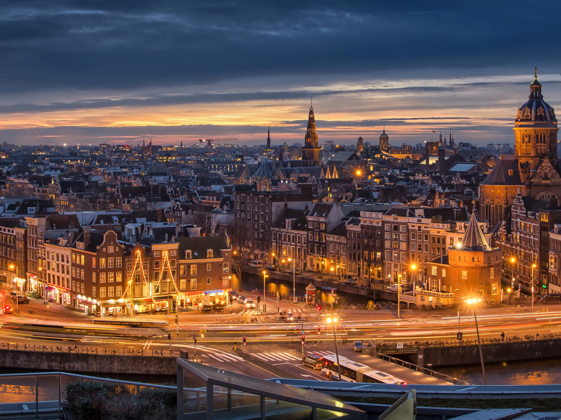 Вид на ночной город Амстердам, Нидерланды 